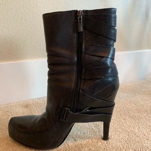 Sexy sexy sexy black leather boots!